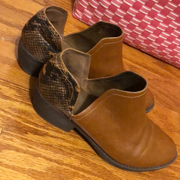 BC bootie in brown and snake look material sz 8 - Picture 2 of 5
